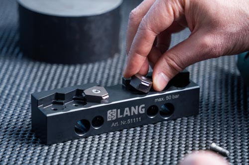 Positionnement des inserts de marquage Makro•4Grip dans un mors de marquage.