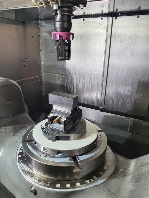 Automation-Nullpunktspannsystem pneumatisch zur Rüstzeitminimierung in einer von LANG Technik automatisierten CNC-Maschine